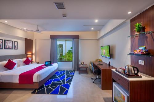 Ένα ή περισσότερα κρεβάτια σε δωμάτιο στο Lords Eco Inn Shapar Rajkot