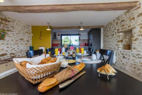 un comedor con una mesa con pan. en La Lisière du Morvan, en Magny-Lormes