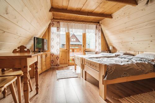 sypialnia z łóżkiem i biurkiem w obiekcie Domek na Stromej w Zakopanem