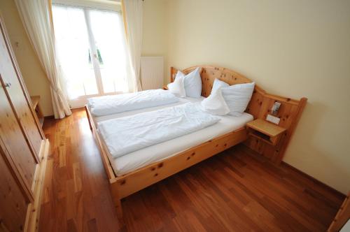 En eller flere senge i et værelse på Appartement Bergblick I