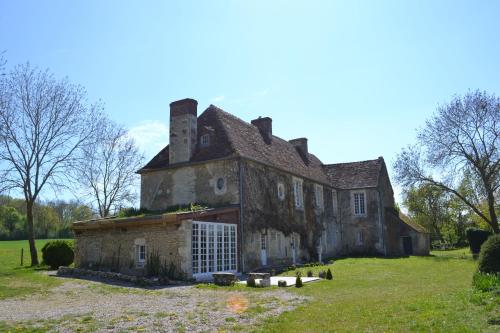 an old house on a grassy field at La Villa Escuris in Escures-sur-Favières