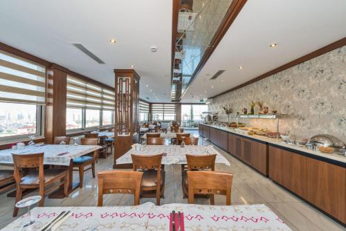 Un restaurante u otro lugar para comer en Dab Hotel