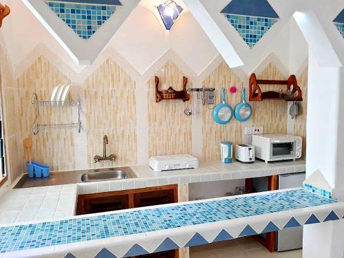 uma cozinha com um lavatório e uma bancada em Watamu Solana Apartments em Watamu