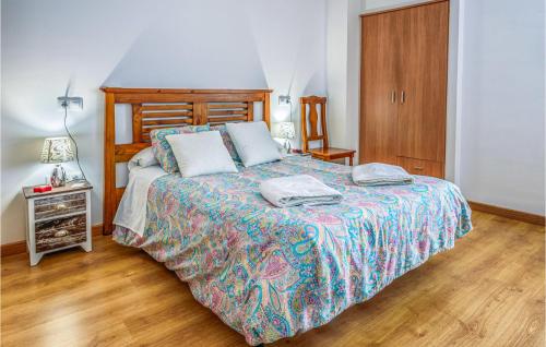 a bedroom with a bed with two towels on it at Lovely Apartment In La Omauela With Kitchen in La Omañuela