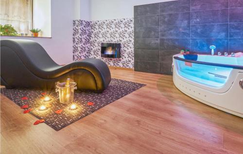 uma sala de estar com uma banheira e uma banheira em Beautiful Apartment In La Omauela With 2 Bedrooms And Wifi em La Omañuela