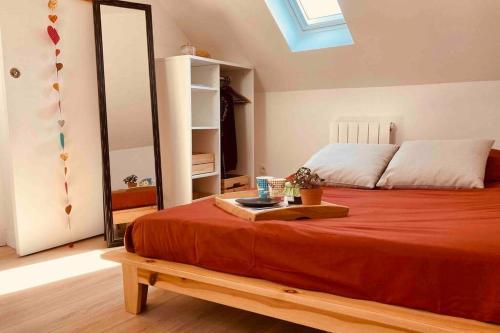 - une chambre avec un lit et une lucarne dans l'établissement Sous Les Nuages, à Rouen