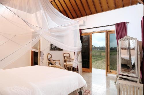 - une chambre avec un lit blanc et une fenêtre dans l'établissement Bhumi Kasuryan Borobudur, à Borobudur