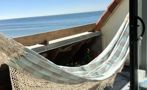 - un hamac sur un balcon donnant sur l'océan dans l'établissement DUPLEX AVEC JACUZZI vue imprenable sur la baie de Wissant, à Wissant