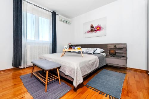 - une chambre avec un lit et une table dans l'établissement Apartment & Rooms Graciela, à Rovinj
