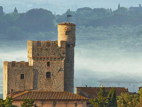 a building with a flag on top of it at Torre Della Chiocciola in Monteriggioni
