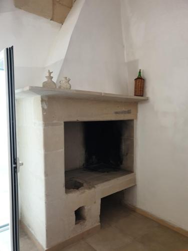 a fireplace in a room with a white wall at 29BARRA31 in Merine