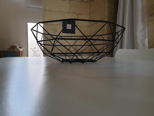 a metal basket sitting on top of a table at 29BARRA31 in Merine