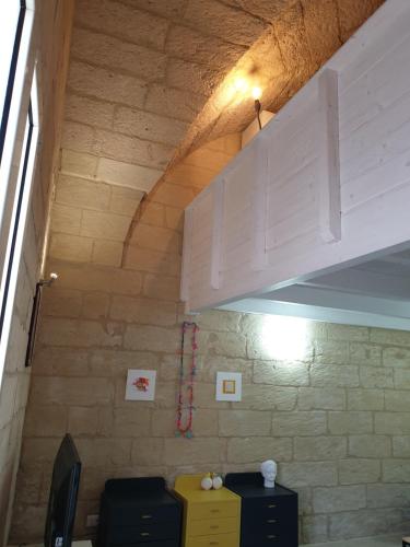 a room with a wall with a ceiling with a shelf at 29BARRA31 in Merine
