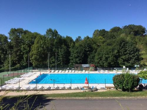 สระว่ายน้ำที่อยู่ใกล้ ๆ หรือใน Maison luxe Collonges la rouge,jakuzzi,clim,WIFI,piscine