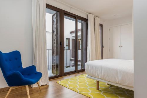 Кровать или кровати в номере Pop Art, Dúplex coqueto en el corazón de Sevilla