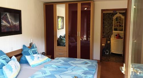 a bedroom with a bed and a door to a room at Ferienhüsli in Siglistorf