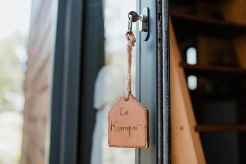 une étiquette accrochée à une porte d'un bâtiment dans l'établissement Tiny Stay - Ecolodge, à Clefs