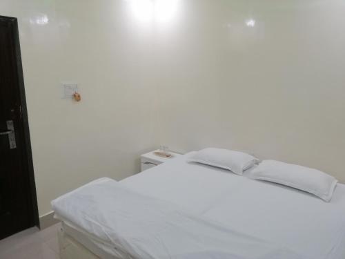 Ένα ή περισσότερα κρεβάτια σε δωμάτιο στο RAJHAT MARANAO House
