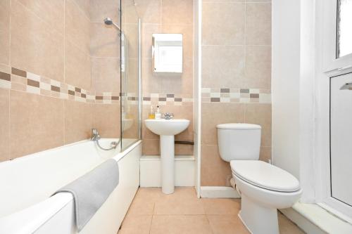 a bathroom with a toilet and a sink and a shower at Nice Apartment - Great Portland St, Regents Pk, Euston in London