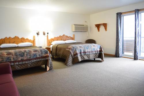 una camera d'albergo con due letti e una finestra di The Otter Lodge a Ottertail