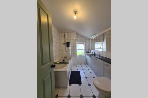 een badkamer met een bad, een wastafel en een toilet bij Minafon in Llanberis