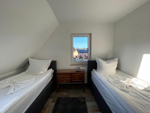 - 2 lits jumeaux dans une chambre avec fenêtre dans l'établissement Grüner Baum, à Langenbrand