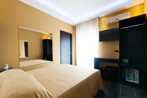 Katil atau katil-katil dalam bilik di Fly Boutique Hotel