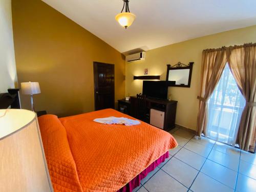 Uma televisão e/ou sistema de entretenimento em Hotel Puerto Libre