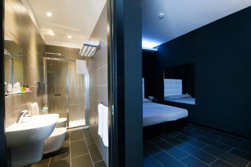 uma casa de banho com um lavatório, um WC e uma banheira em Fly Boutique Hotel em Nápoles