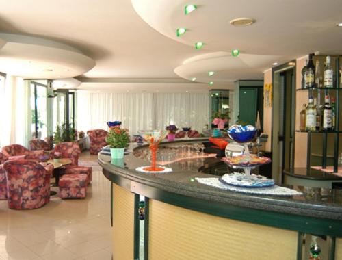 加提歐馬里的住宿－Hotel Welt，大堂设有带沙发的酒吧以及供应酒精饮品的房间