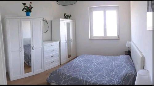 1 dormitorio con cama, tocador y espejo en LaMaisonette, en Castel Gandolfo
