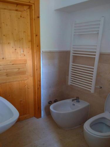 a bathroom with a white toilet and a sink at Henry Agriturismo Manfredonia in Ippocampo