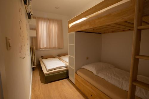 logerenoostende emeletes ágyai egy szobában