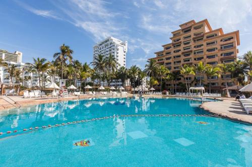 Swimming pool sa o malapit sa Costa de Oro Beach Hotel