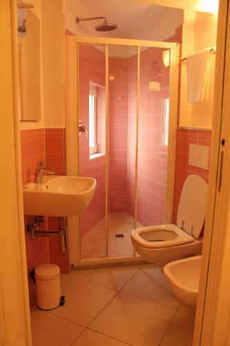 Bilik mandi di Marianna Quiet Rooms