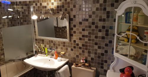 a bathroom with a sink and a mirror and a tub at Ferienhüsli in Siglistorf