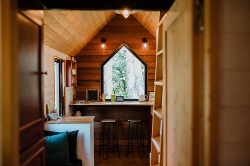 une chambre avec un bar dans une petite maison dans l'établissement Tiny Stay - Ecolodge, à Clefs