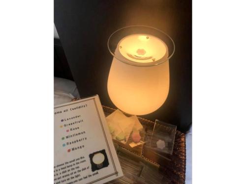 a light that is sitting on top of a table at ＦＵＲＡＮＯ ＮＡＴＵＬＵＸ ＨＯＴＥＬ - Vacation STAY 68196v in Furano