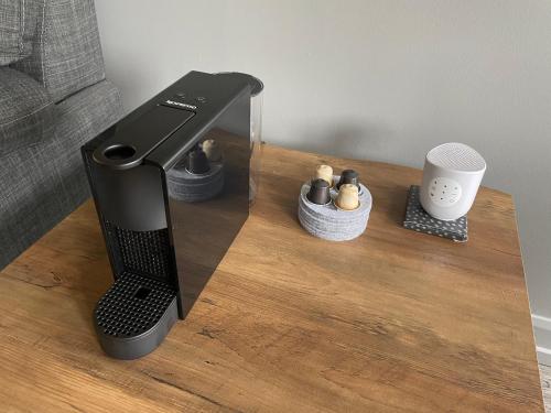 a black router sitting on top of a table at Ski-in, ski-out chaleureux studio loft au pied des pistes de ski in Stoneham