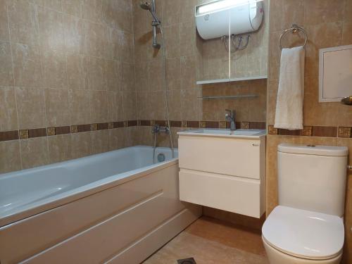 Ένα μπάνιο στο Monteverde Ski Lift Apartment Bansko