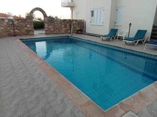 una grande piscina con acqua blu di No3,23 Neilmmantos St Peyia a Peyia