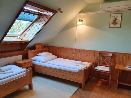 - une chambre avec 2 lits et une fenêtre dans l'établissement Bozi Rozi Panzió, à Fertőboz
