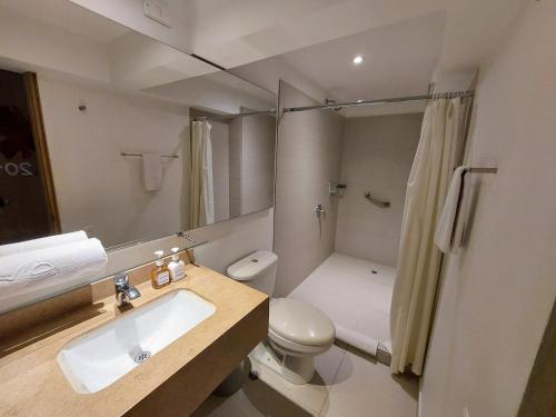 Kamar mandi di Hotel Viaggio Teleport City Suites