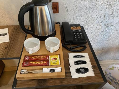 mesa con cafetera y teléfono en Insta Hotel Karakoy, en Estambul