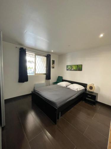 une chambre avec un grand lit et une fenêtre dans l'établissement Spacieux F2 climatisé proche de la mer, à Antibes