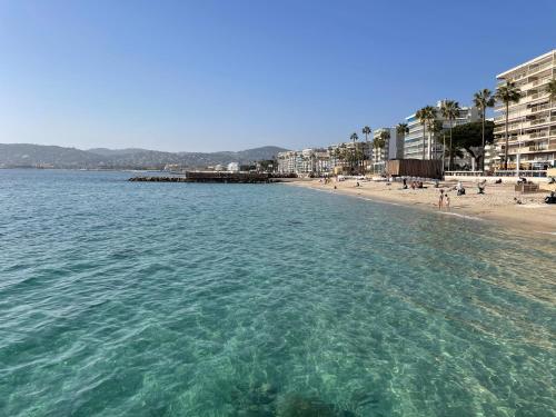 Spacieux F2 climatisé proche de la mer