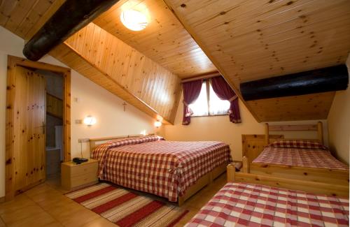Tempat tidur dalam kamar di Hotel I Rododendri