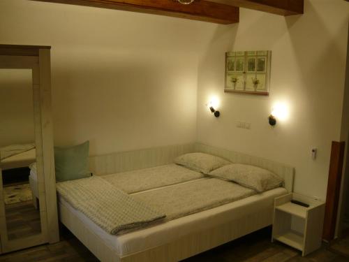 A bed or beds in a room at CASA DE OASPETI LIVIU