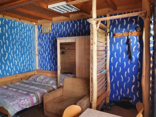 1 dormitorio con litera y sofá en Apartman "Athos" prizemlje, en Višegrad