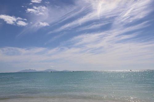 una playa con el océano y un cielo nublado en A Beautiful villa in a prime location of Jolly en Jolly Harbour